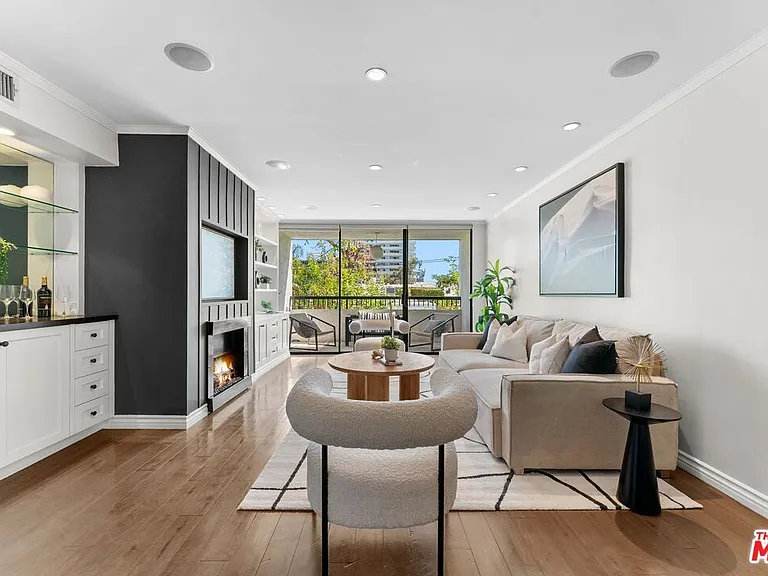 906 N Doheny Dr #311 — Photo 8