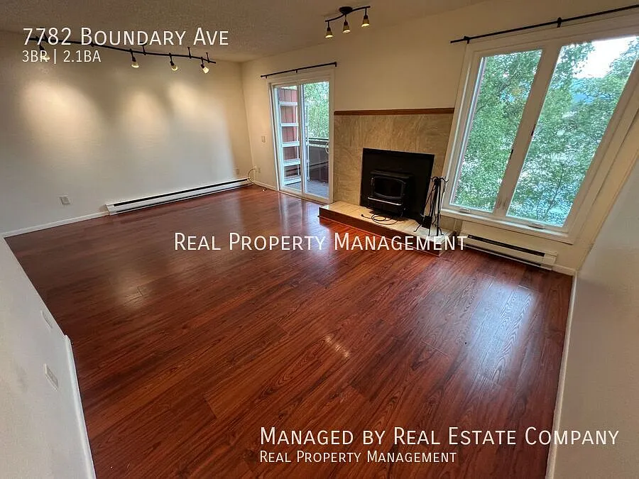Eastside 3 Bed 2.5 Bath Spacious Condo — Photo 1