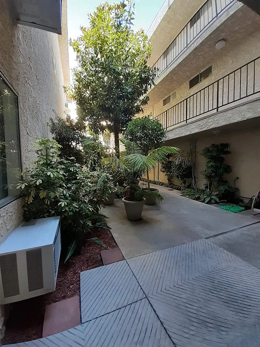 Building Photo - 15340 Vanowen St #101