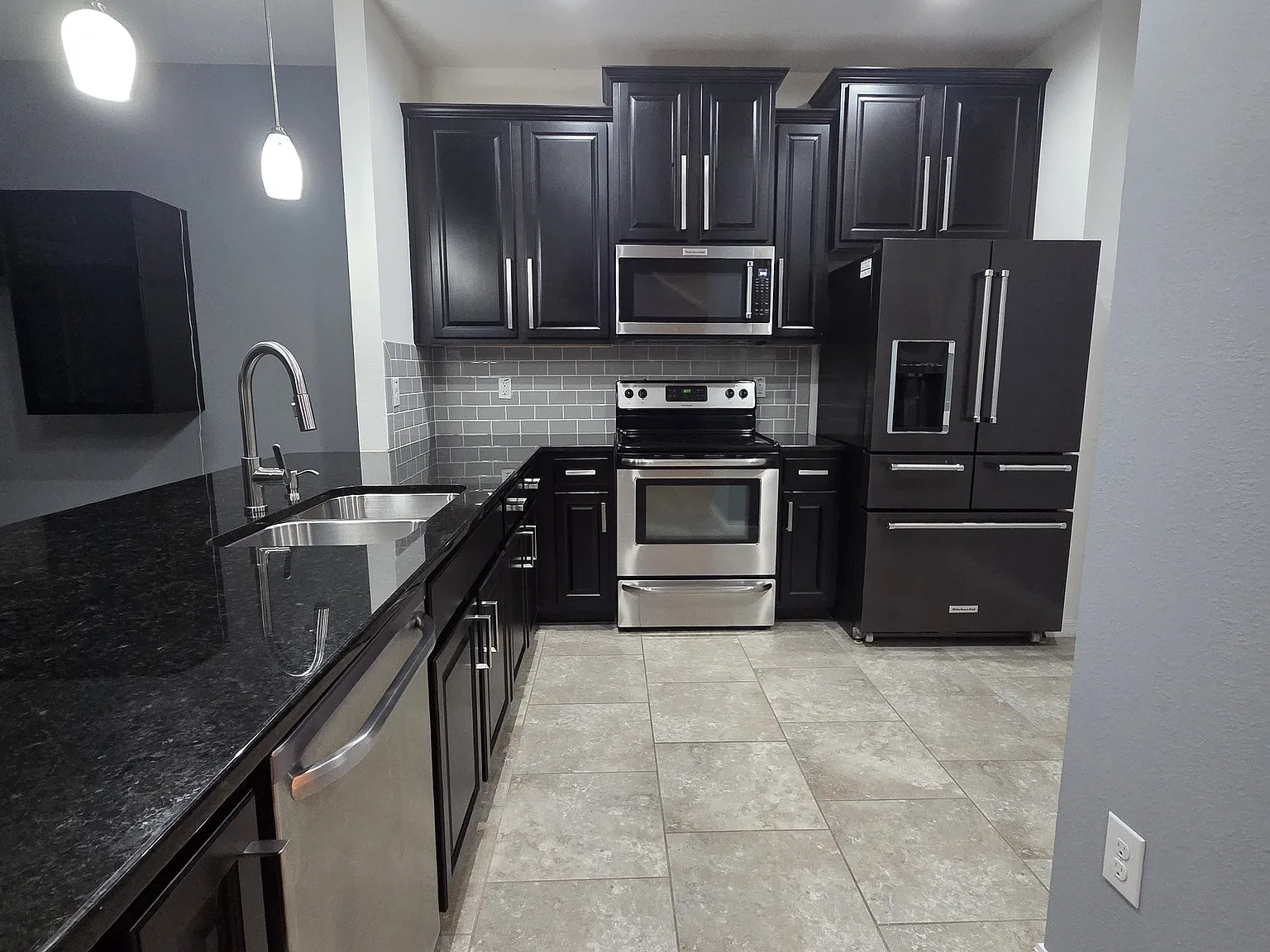 3 bed, 2.5 bath, 1568 sqft, $2,300 — Photo 2