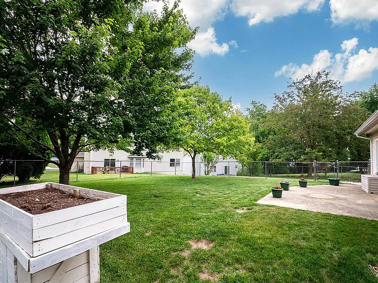 2405 W Carriage Ln — Photo 32