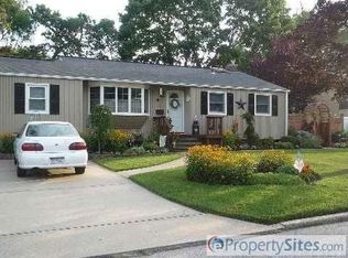7 Bertram St, Islip, NY 11751