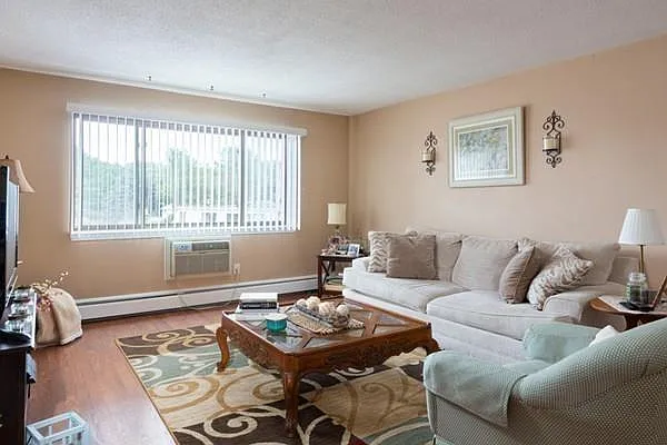 1 bed, 700 sqft, $2,050 — Photo 3