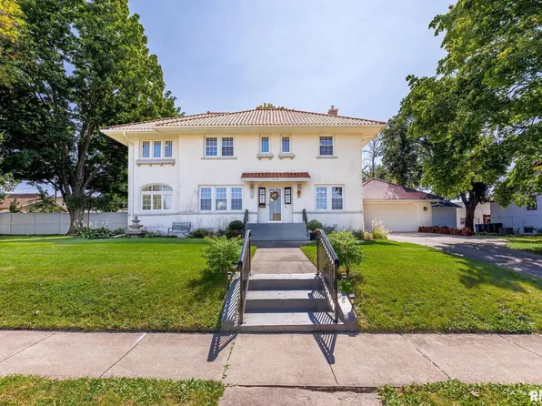 1019 9th St, De Witt, IA 52742