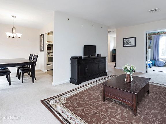5th image of 204 Sheffield Ct