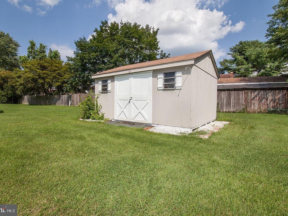 2nd image of 1533 Meadowcrest Ct