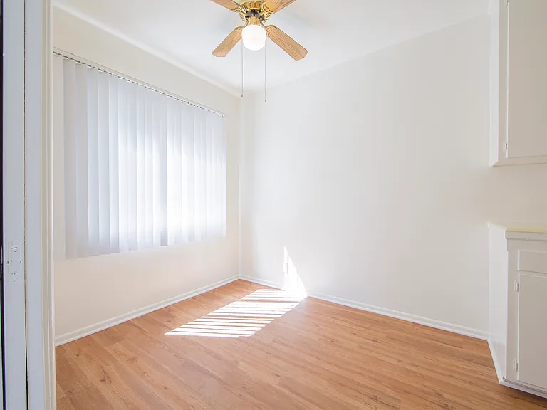 Gayley Manor Apartments — Photo 15