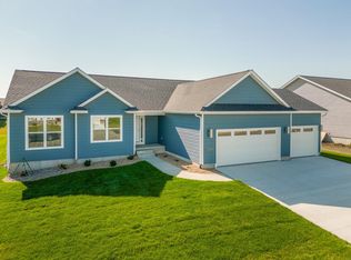 2806 Arbor Ridge Rd, Cedar Falls, IA 50613
