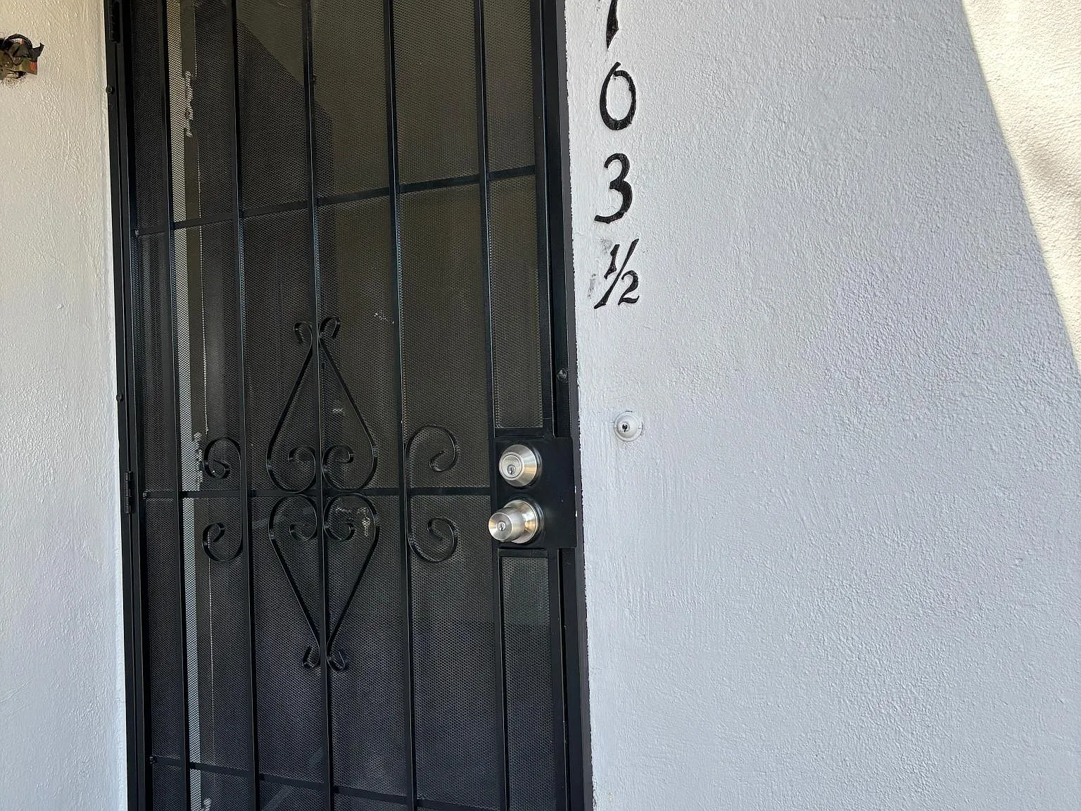 2 bed, 900 sqft, $2,400 — Photo 1