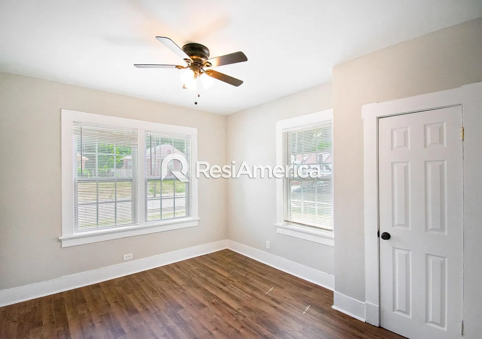 Beautiful Midtown Bungalow- Fully Updated! — Photo 2