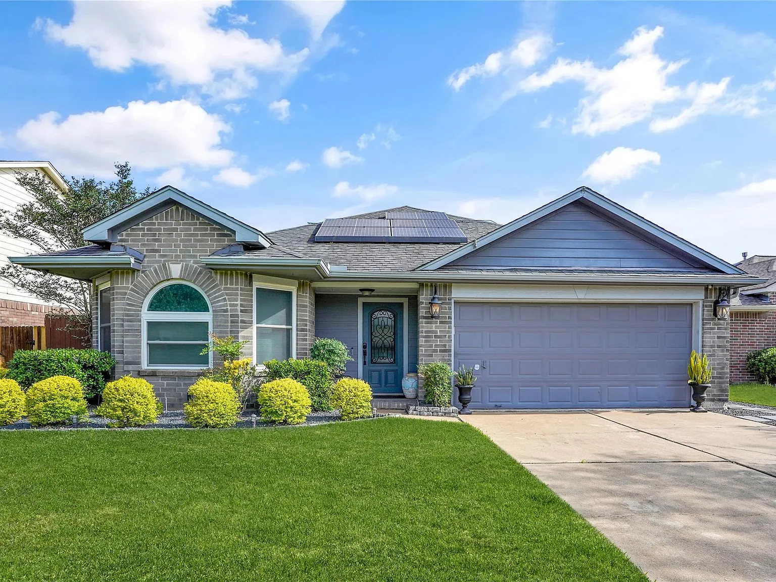 3 bed, 2.0 bath, 1755 sqft, $2,600 — Photo 3