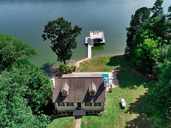 3rd image of 167 Sharon Dr