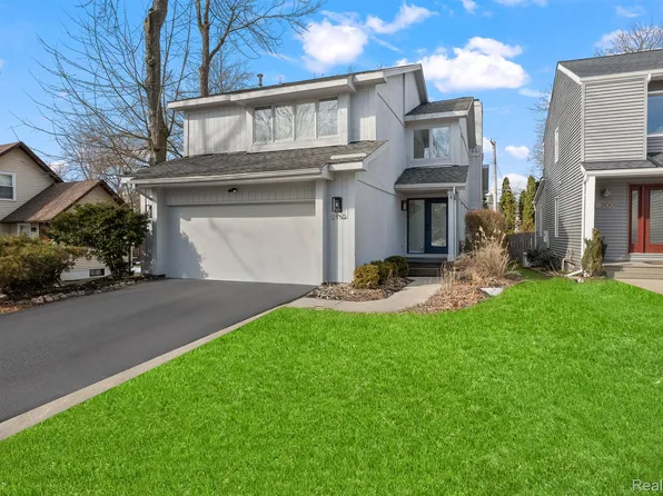 2110 Lakeshire Dr, West Bloomfield, MI 48323