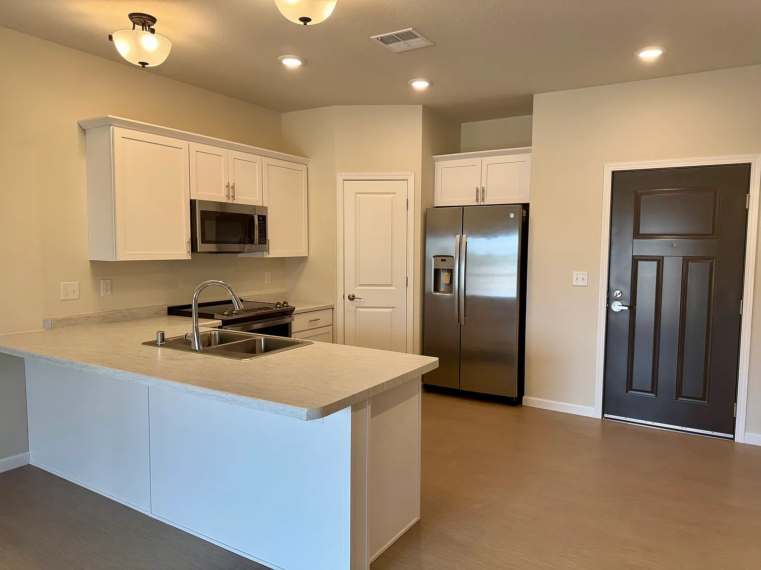 1 bed, 744 sqft, $1,745 — Photo 2
