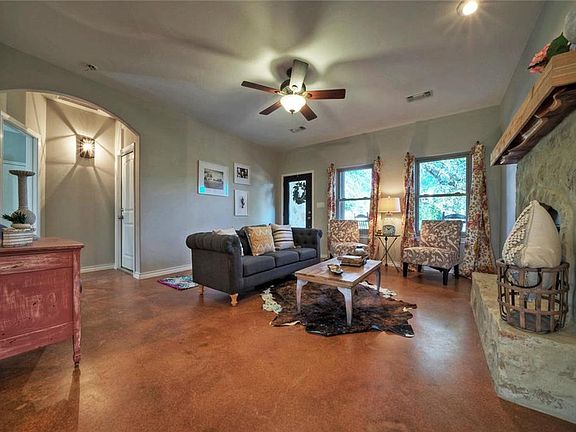 4th image of 10811 Wildwood Cir