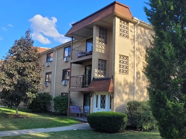 241 N Walnut St APT 2W, Bensenville, IL 60106