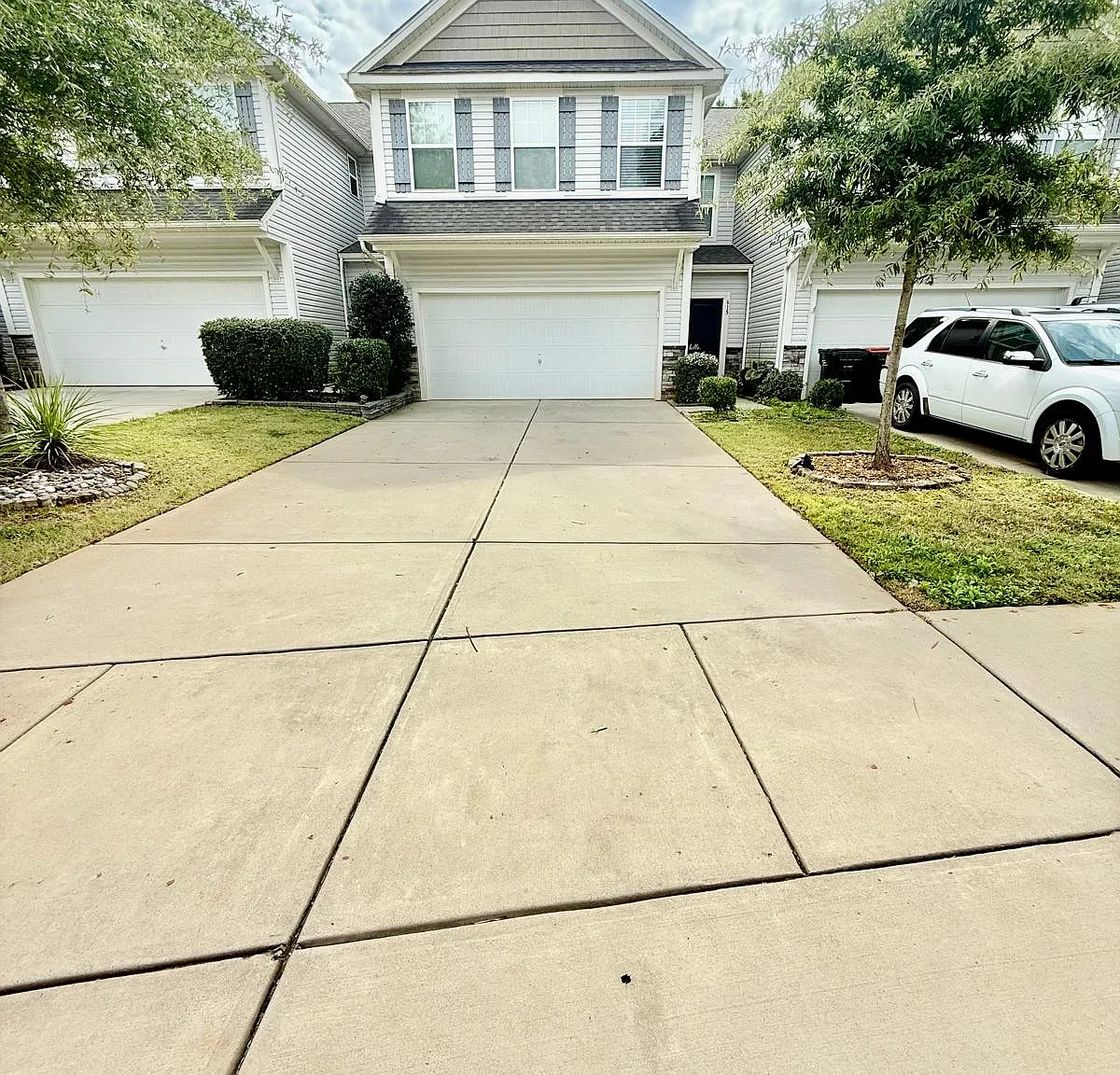 3 bed, 2.5 bath, 2239 sqft, $2,600 — Photo 2