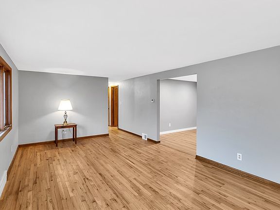 4th image of 136 Deerfield Dr