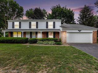 942 S Shady Hollow Cir, Bloomfield Hills, MI 48304