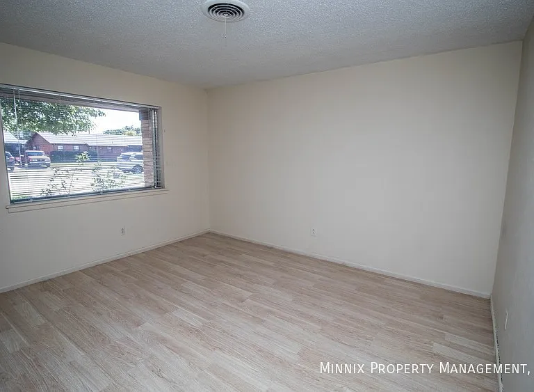 4414 52nd St — Photo 11