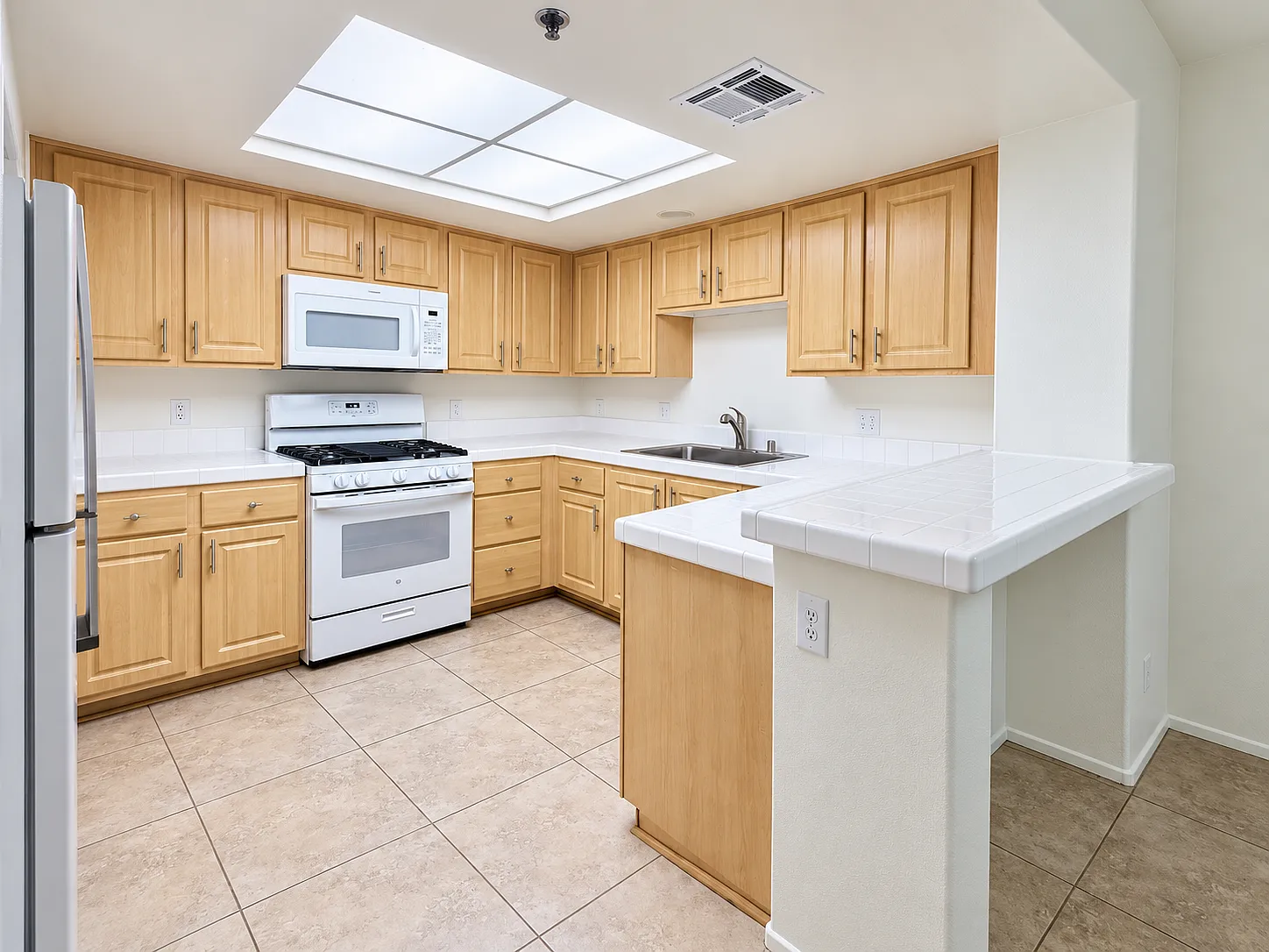 3 bed, 2.5 bath, 1224 sqft, $2,395 — Photo 3
