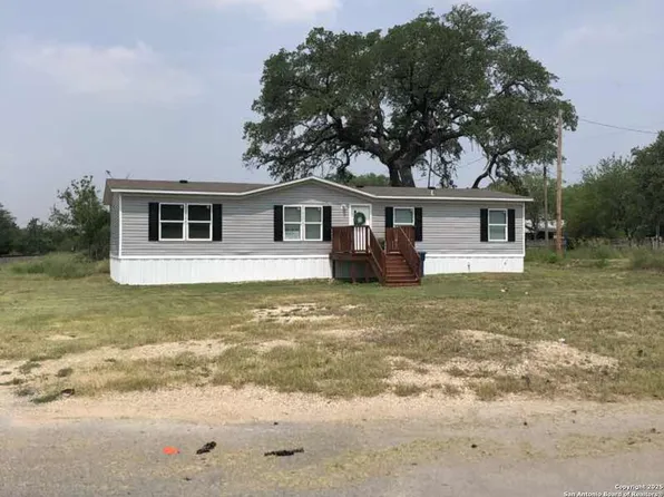 730 Park St, Pleasanton, TX 78064