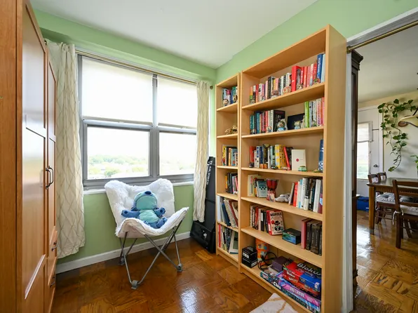 61-20 Grand Central Parkway image 13 of 28