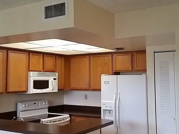 4th image of 724 Executive Center Dr APT 13