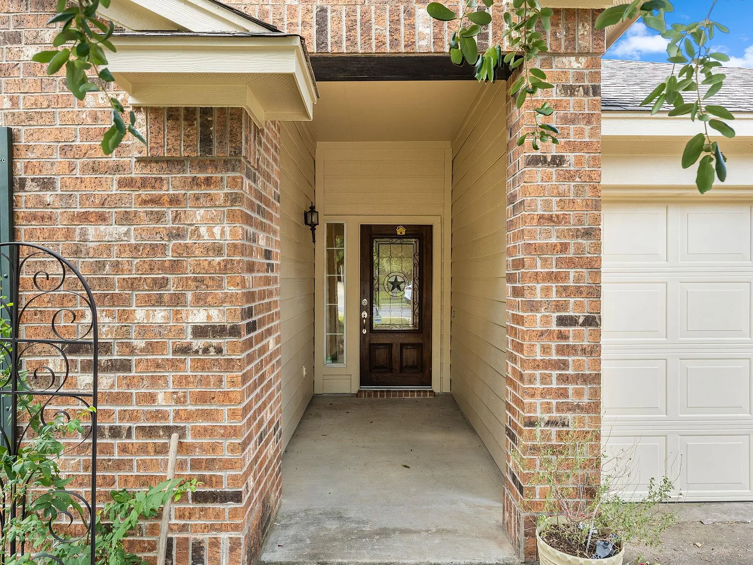 3 bed, 2.5 bath, 2100 sqft, $2,300 — Photo 3
