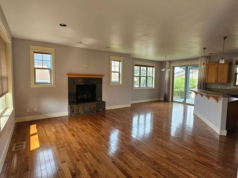 1082 SE Yarrow Ave — Photo 2