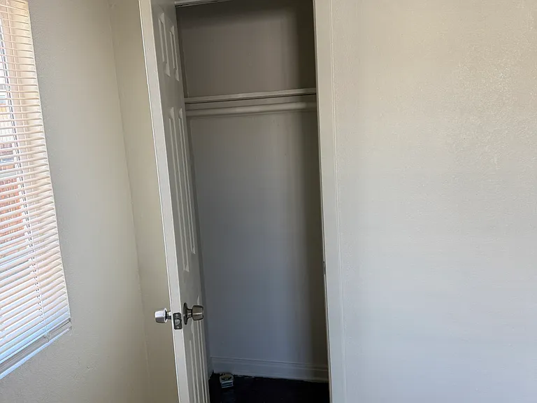 139 W Tyler St #B — Photo 9