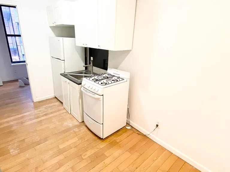 221 E 28th St #2H — Photo 4