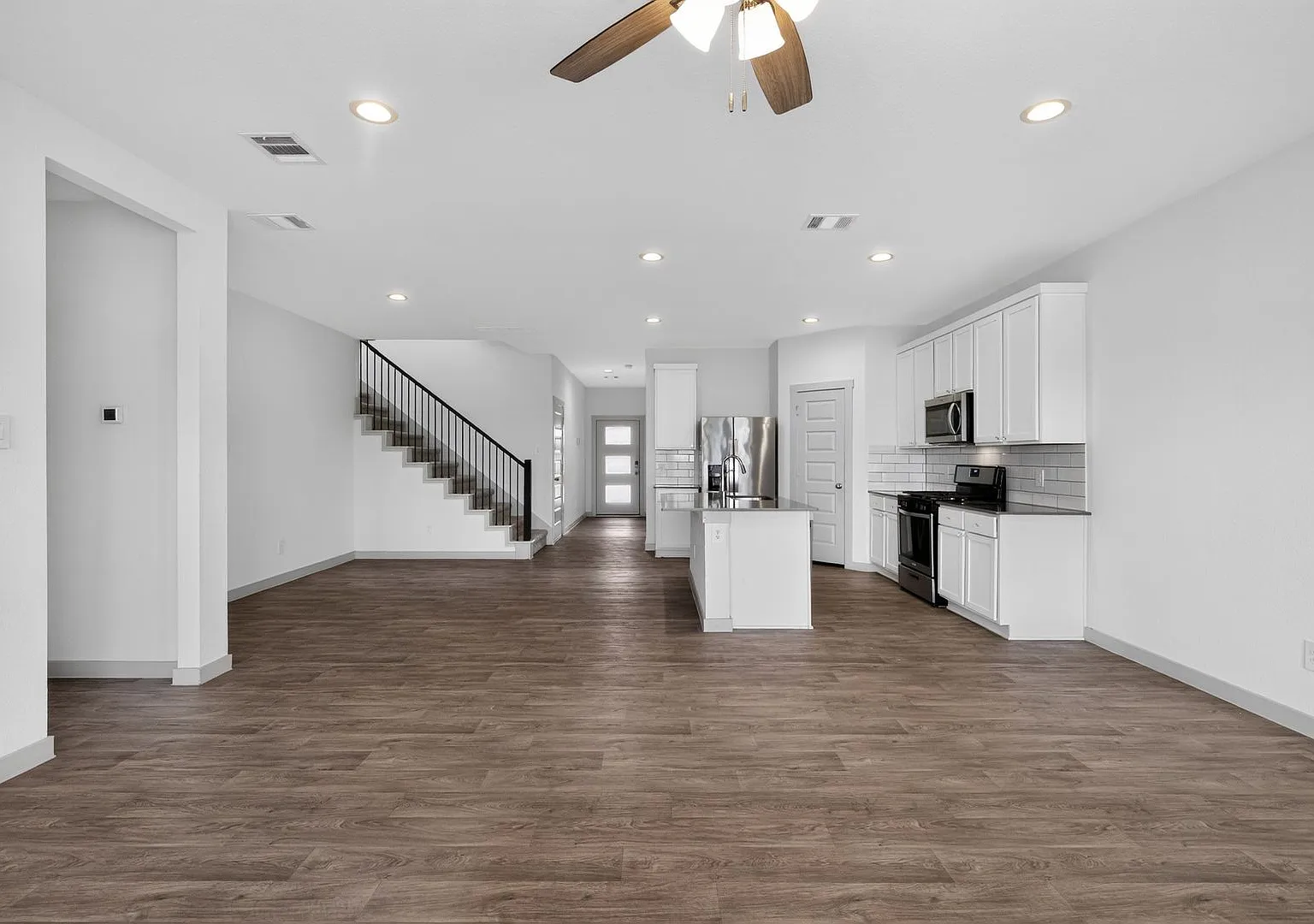 Like-New 4-Bedroom Corner Lot Home with Game Room, Appliances Included & Private Backyard — Photo 3