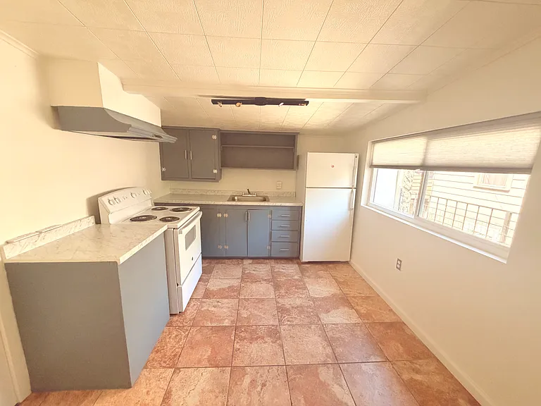 541 W 5th St #4 — Photo 4