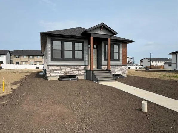 25 S Ian Way, Sylvan Lake, AB T4S 0W5