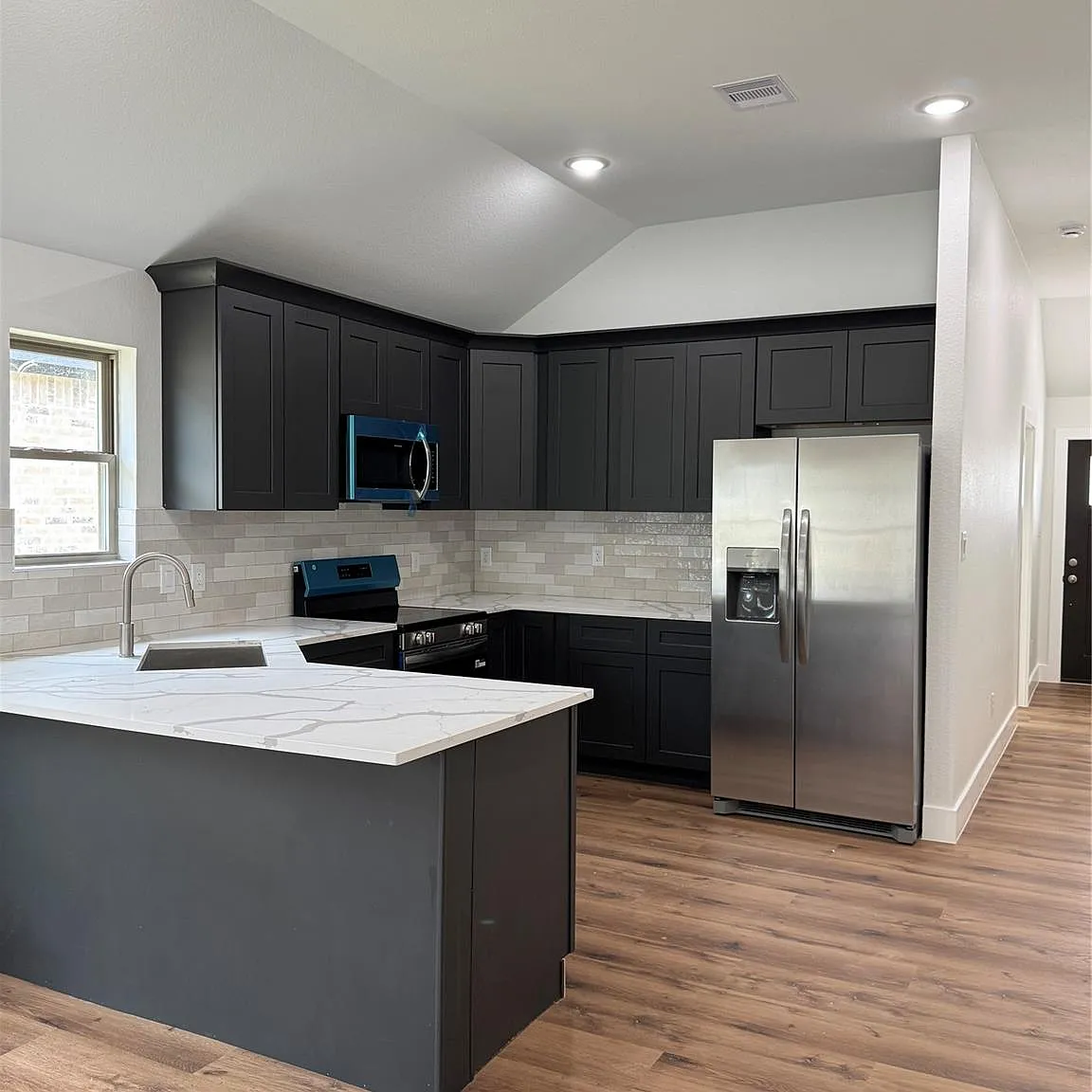 4 bed, 2.0 bath, 1638 sqft, $2,500 — Photo 3