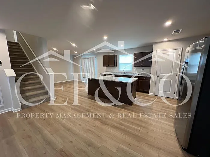 921 Delia Ave — Photo 4