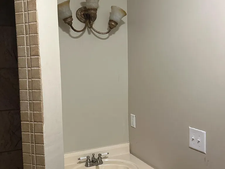 111 N Sycamore St #B — Photo 5