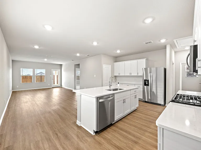 607 Clover Creek Dr — Photo 8