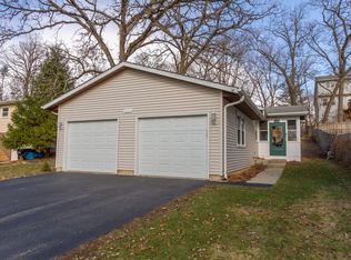 900 Woodland Rd, Wauconda, IL 60084