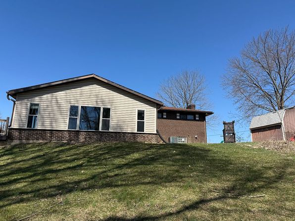 560 Maxine Dr, Beaver Falls, PA 15010