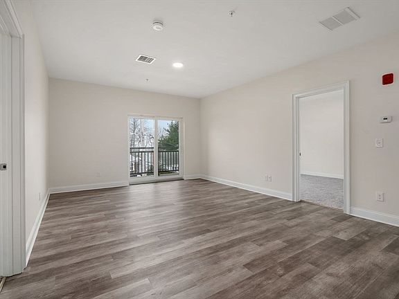 3rd image of 10 Franklin Ave APT 406