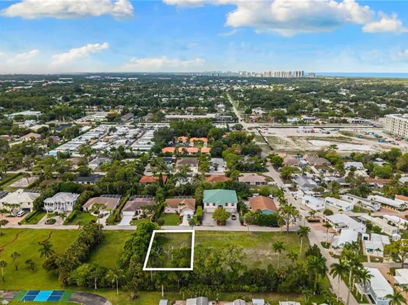 3090 Pine Tree DR, BONITA SPRINGS, FL 34134
