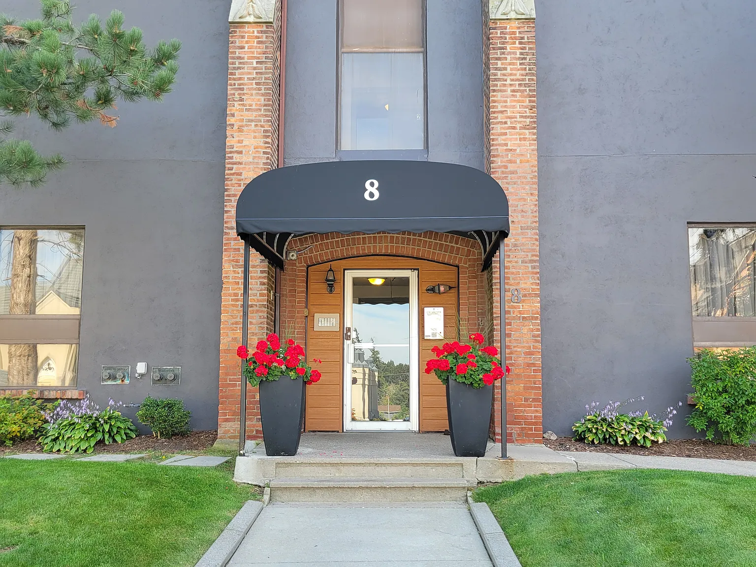 Embassy Apartments - Choose your rent level - Call for Details - All utilities included — Photo 3