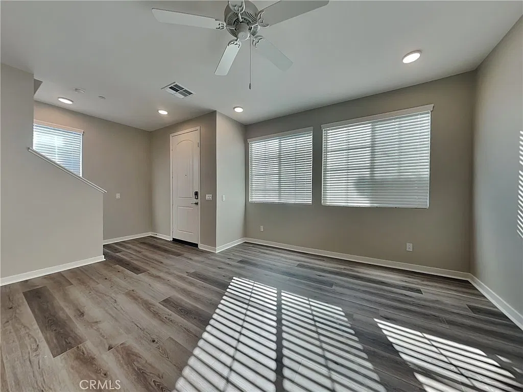 3 bed, 2.5 bath, 1361 sqft, $3,029 — Photo 2