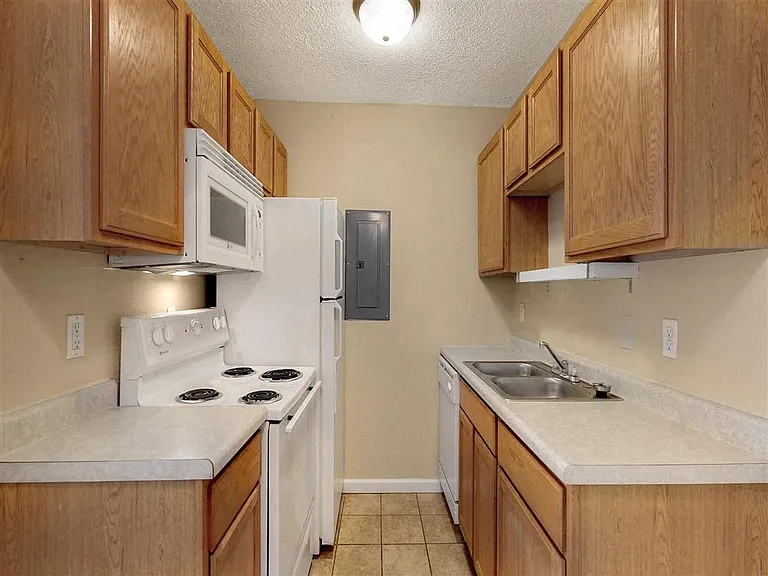Oak Valley Apartments — Photo 40