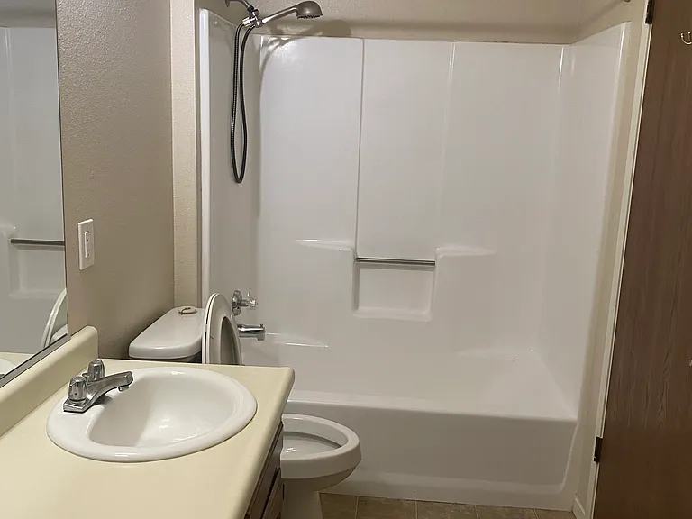 676 Yosemite Ave — Photo 9