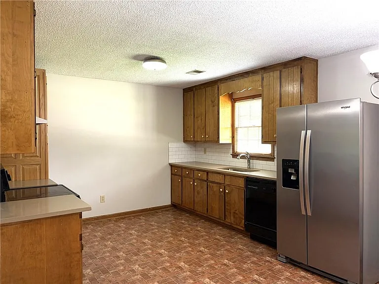 585 Wayside Dr — Photo 8