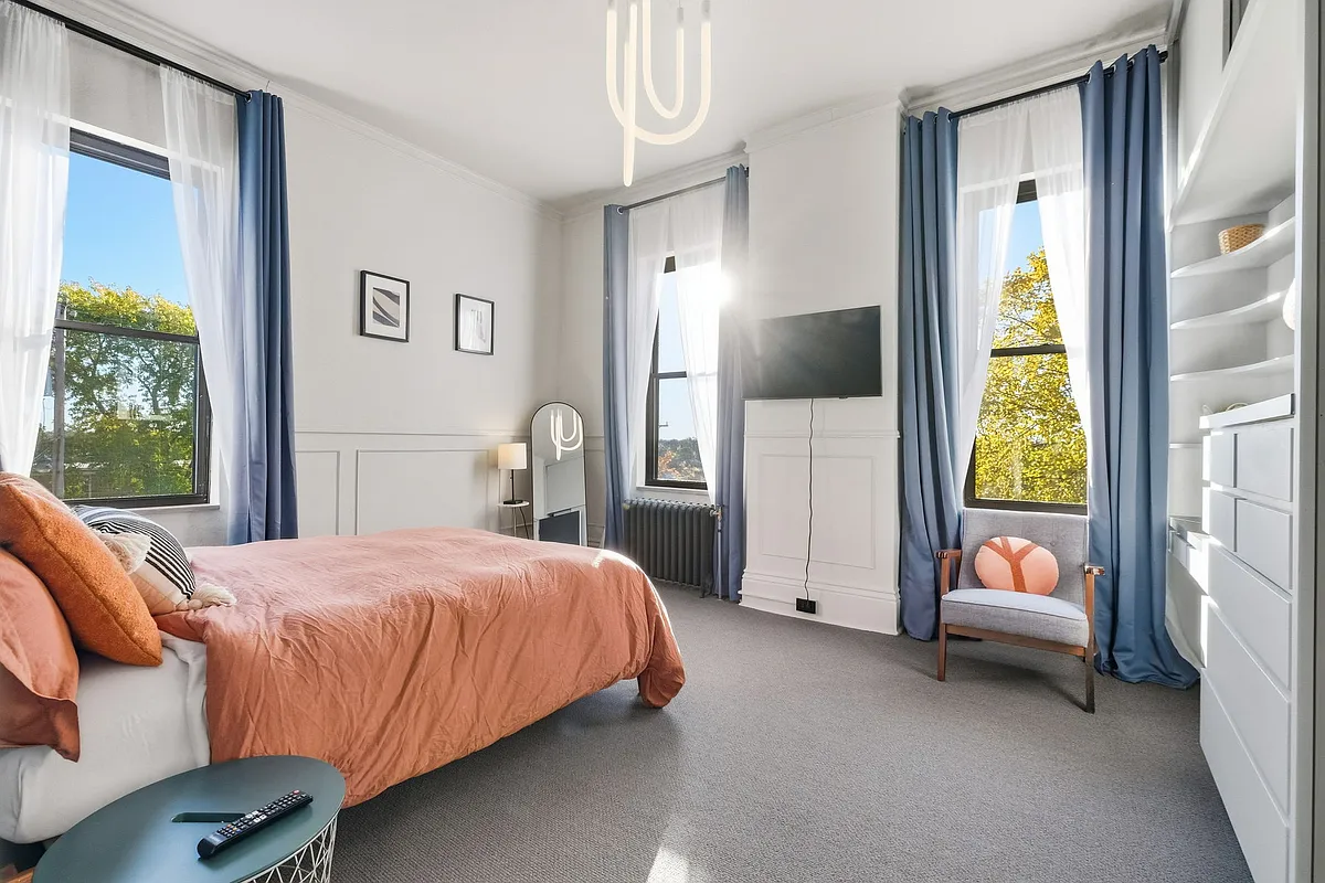 Private bedroom - 440 Ormsby Ave #2