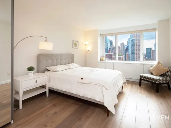 322 West 57th Street image 4 of 16